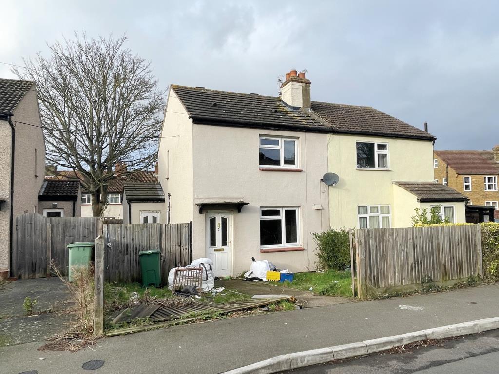 Lot: 39 - SEMI-DETACHED HOUSE IN NEED OF REFURBISHMENT - semi in need of refurbishment